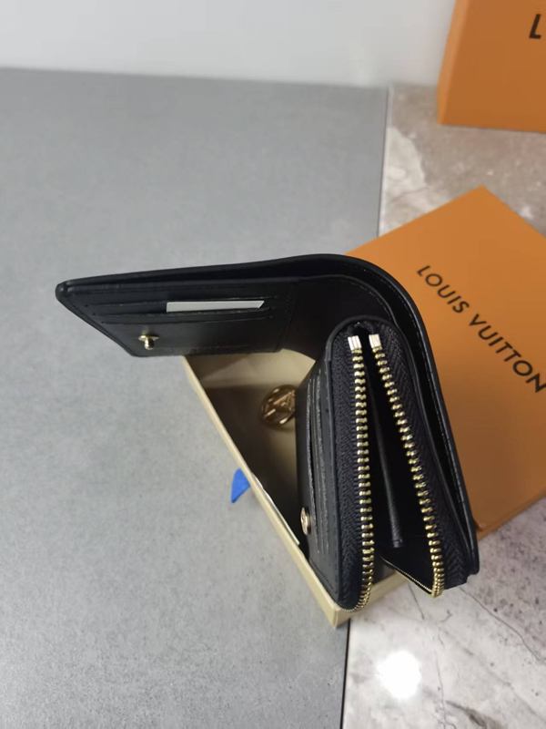 LVコピーウォレット着用イメージ